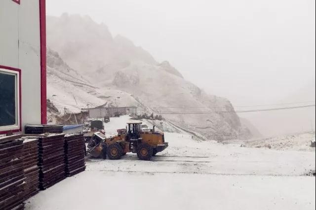 人間四月芳菲盡，山中春雪還復來(lái)