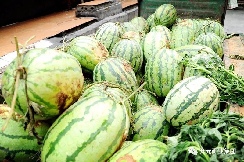 買(mǎi)下一整車(chē)西瓜，讓瓜農早點(diǎn)回家